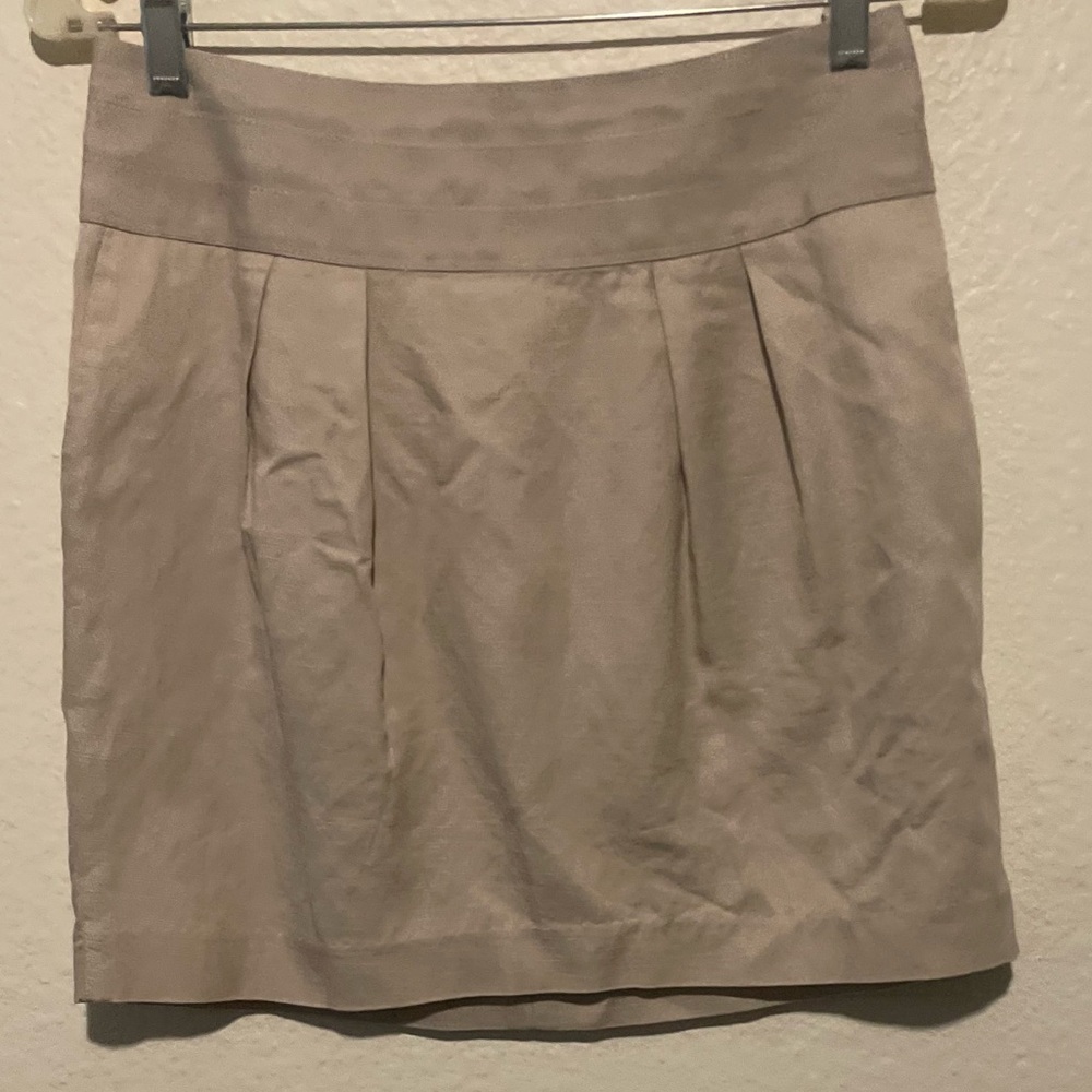 Banana Republic Tan Skirt. SZ 0